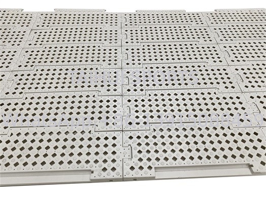 النوع المنقسم المتداخل الحزام الاصطناعي وسادة الصدمة ملعب كرة السلة ملعب تنس الطاولة 333.4mm ارتفاع 17mm للرياضة في الملاعب
